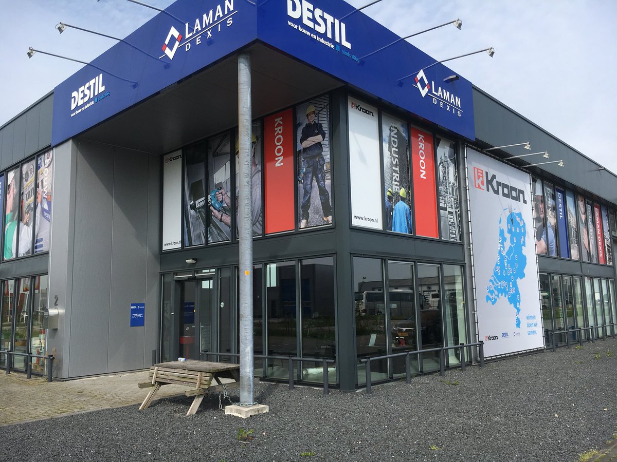 CorfuDesign's tweet photo. Als het moet ook op zaterdag: 32m2 stickers geplakt en een spandoek van 26m2 opgehangen voor Destil/Laman/Kroon @Kroononline https://t.co/y1LgYy9LtD