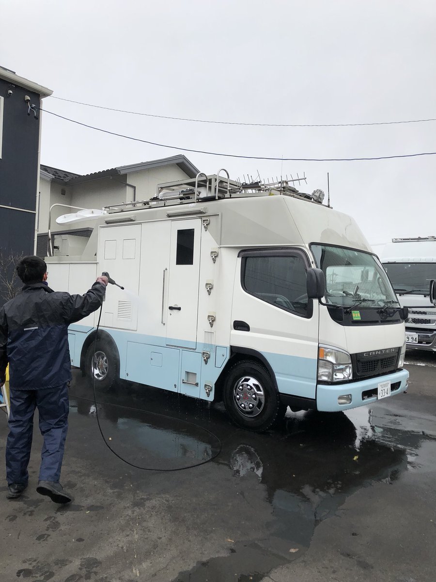 中継車販売の有限会社ビビッド Auf Twitter 今日は機材藩のe No いーの さんが来てくれて この中継車のバラシをしました 今日一日で機材は抜けて 同軸もほとんど取れて あとは制御系ケーブルなど あと明日もやります 手が一瞬で真っ黒になります 中継車販売の有限会社ビビッド Auf Twitter 今日は機材藩のe No いーの さんが来てくれて この中継車のバラシをしました 今日一日で機材は抜けて 同軸もほとんど取れて あとは制御系ケーブルなど あと明日もやります 手が一瞬で真っ黒になります