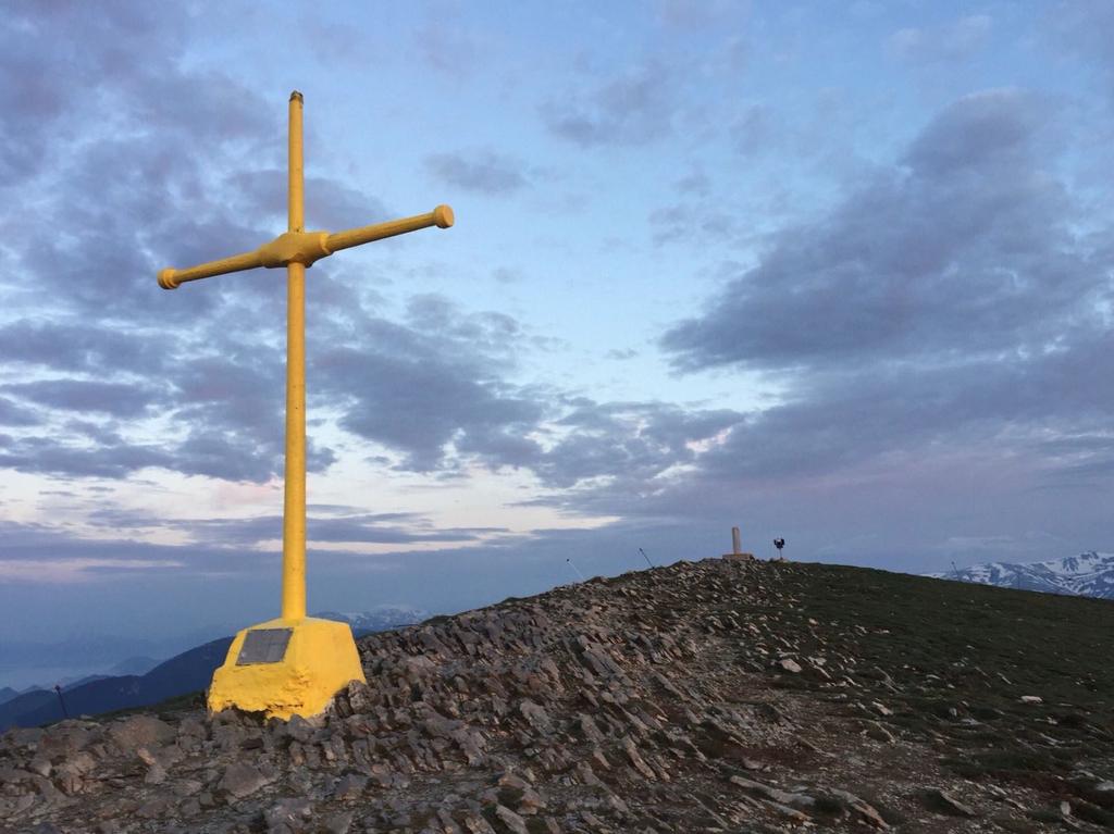 Benvolguts amics, avui despres de la nostra sortida setmanal pel nostre estimat <a href="/PNAltRourenc/">Parc Natural de l'Alt Rourenc</a> hem pujat al Taga i gràcies al patrocini de la ferreteria <a href="/st_oaks/">El ferreter de Sant Esteve - cadena 69</a> la creu ja esta lluint ben groga