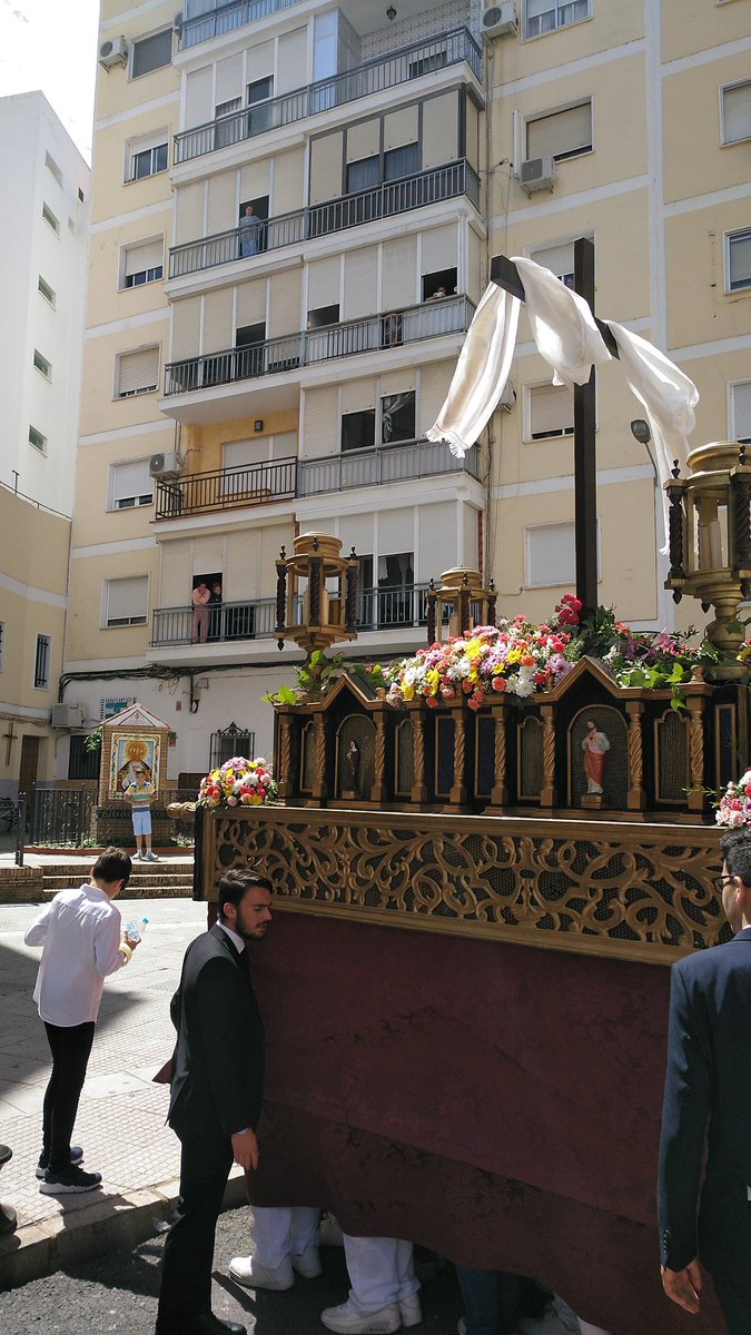 En la plaza de los Dolores, ante el azulejo de Nuestra Señora de los Dolores