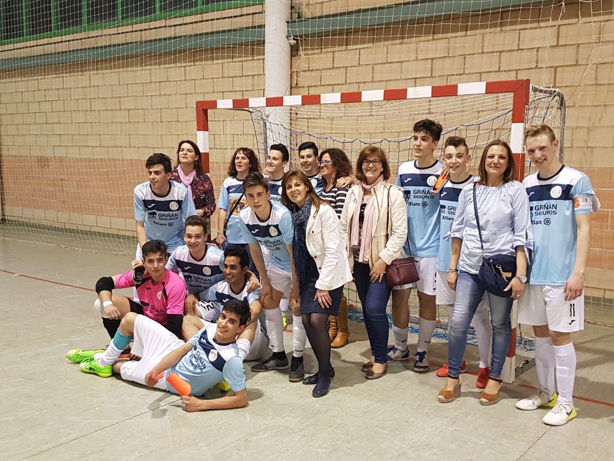 VillahermosaFS's tweet photo. El Juvenil logra acabar la Liga en segunda posición y como mejor equipo de Ciudad Real.
Algo increíble en un municipio de 2000 habitantes contra grandes poblaciones.
Enhorabuena por vuestro esfuerzo y vuestro compromiso chavales.
#GoVFS https://t.co/FI5OZCz8QP