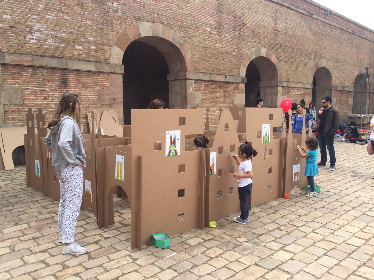 ¡Ciudad de cartón by <a href="/AvanCarSharing/">Avancar Carsharing</a> , no te las pierdas en nuestra #FamilyZone ! #vermutsolidario #Batirelrecord #havefun #HelpTheWorld