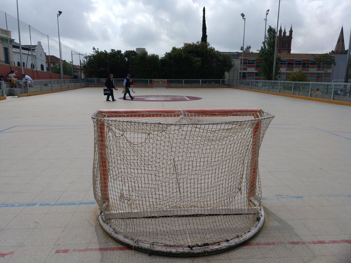 hoqueibadalona's tweet photo. Nens/es a #Badalona només tenen 1 pista descoberta d'#hoqueipatins i sense terratzo, pq  tècnics de @esportsbadalona @AjBadalona diuen "no es pot possar terratzo a l'exterior".Al pati d'una escola a Barcelona tenen "2" pistes exteriors amb terratzo. Si vols, pots @margabo19171 https://t.co/KE2SoQr43w