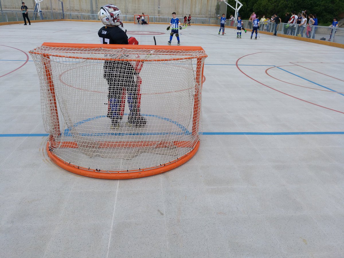 hoqueibadalona's tweet photo. Nens/es a #Badalona només tenen 1 pista descoberta d'#hoqueipatins i sense terratzo, pq  tècnics de @esportsbadalona @AjBadalona diuen "no es pot possar terratzo a l'exterior".Al pati d'una escola a Barcelona tenen "2" pistes exteriors amb terratzo. Si vols, pots @margabo19171 https://t.co/KE2SoQr43w