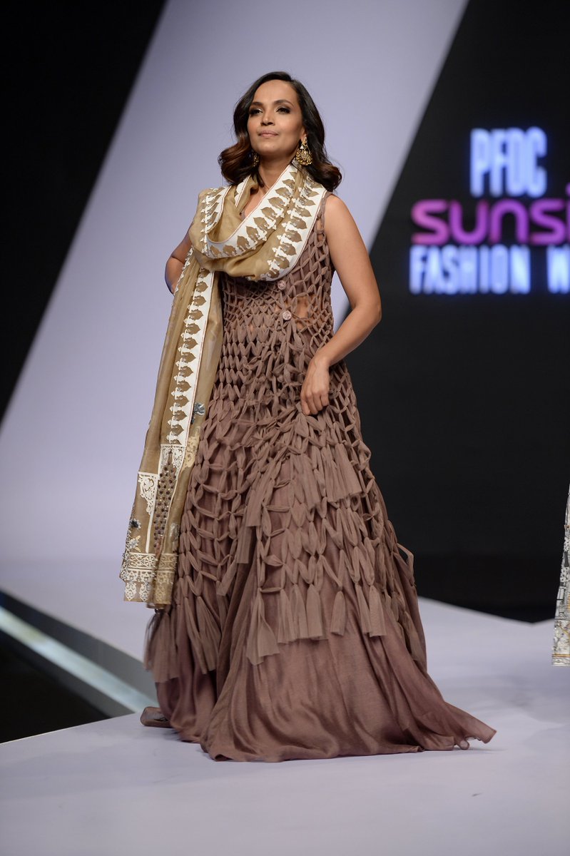 MediaSpringPk's tweet photo. #Throwback to #PSFW18 @aaminasheikh walk for #NidaAzwer https://t.co/nUAHs1H6SD