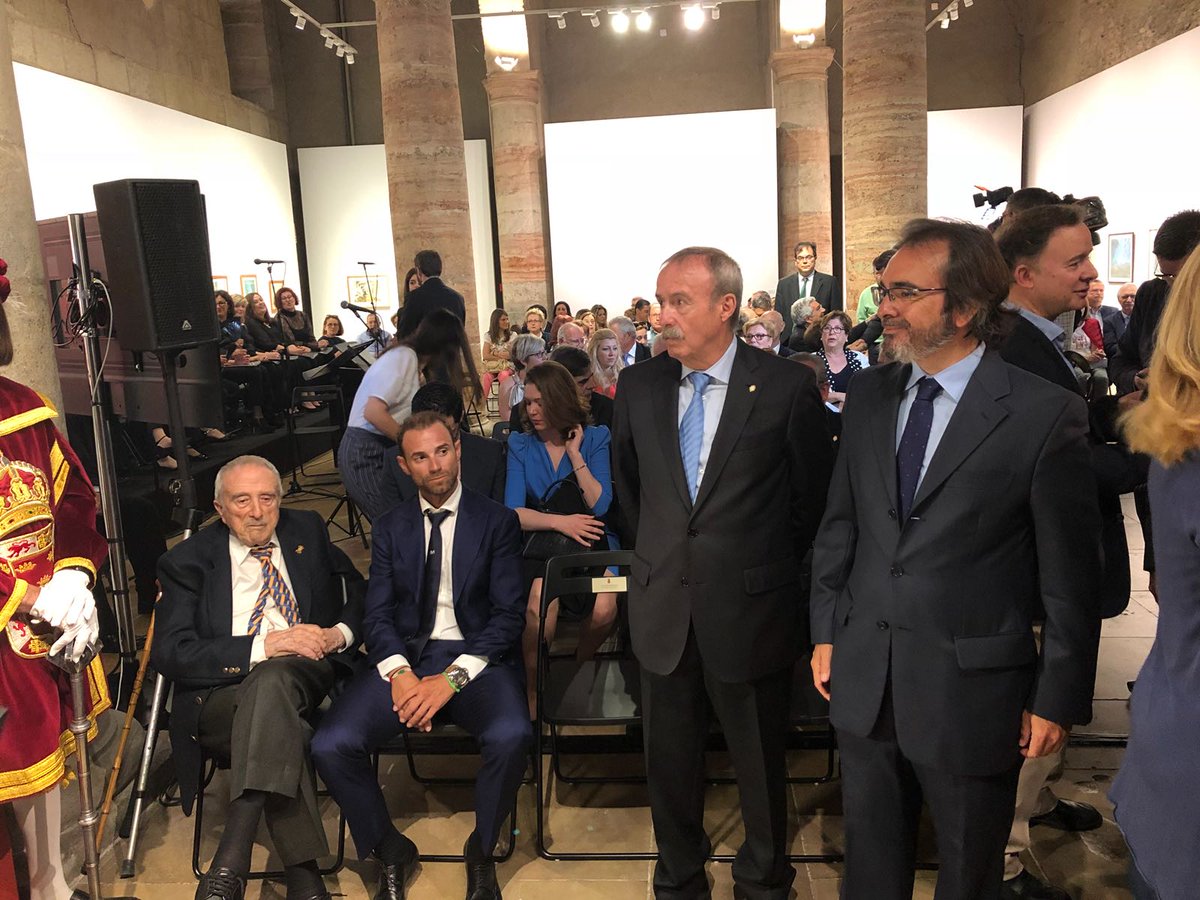 RM_Hacienda's tweet photo. 🎖️El consejero de #Presidencia @pedroatticus asiste al acto institucional de entrega Honores y Distinciones, organizado por el @AytoMurcia por la celebración del #DíadelaCiudad el próximo 14 de mayo, cuando Alfonso X concedió el privilegio que constituyó el #ConcejodeMurcia 👏 https://t.co/AwBdji9XZG