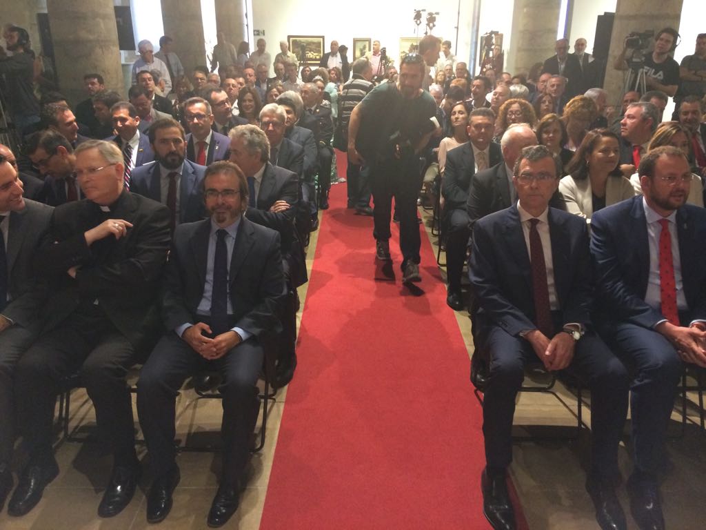 RM_Hacienda's tweet photo. 🎖️El consejero de #Presidencia @pedroatticus asiste al acto institucional de entrega Honores y Distinciones, organizado por el @AytoMurcia por la celebración del #DíadelaCiudad el próximo 14 de mayo, cuando Alfonso X concedió el privilegio que constituyó el #ConcejodeMurcia 👏 https://t.co/AwBdji9XZG