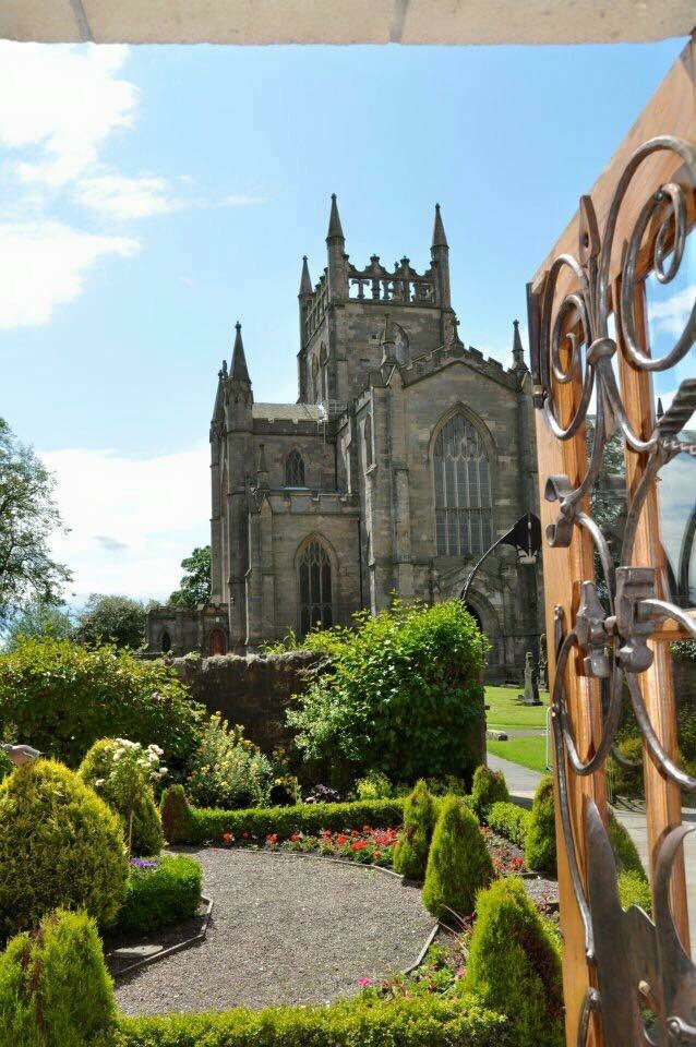 LoveDunfermline's tweet photo. Wouldn’t it have been wonderful to have been able to enjoy these beautiful and inspiring views again this summer! We miss and 💖 Abbot House very much. #AbbotHouse #PinkHouse #Heritage #Culture #History #Dunfermline #Scotland https://t.co/3kW3rzdyGS