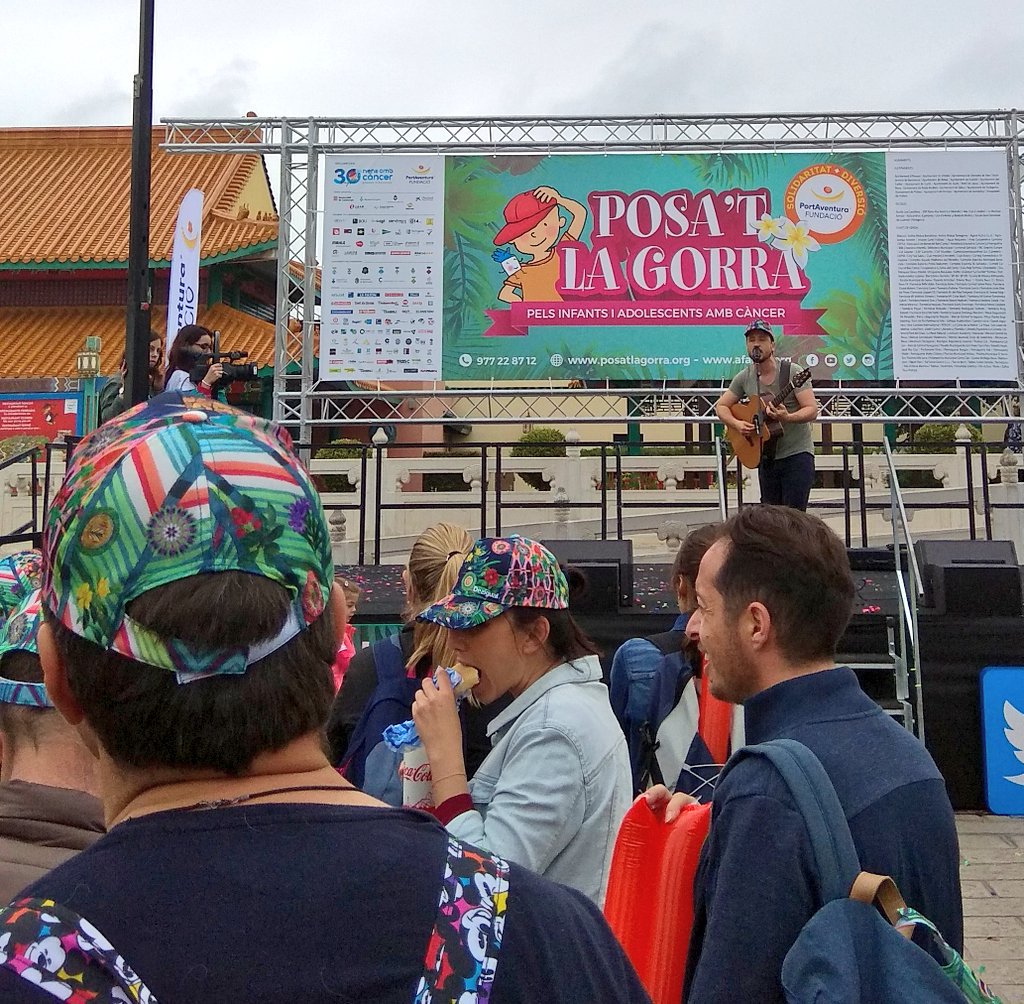 Avui tots ens hem posat la gorra! <a href="/pepetimarieta/">Pepet i marieta</a>, <a href="/joanroviramusic/">Joan Rovira</a>, #JairDomínguez, <a href="/tmday_tour/">TMDay</a>. Tots sumem somriures avui per @afamoc! #PosatLaGorra