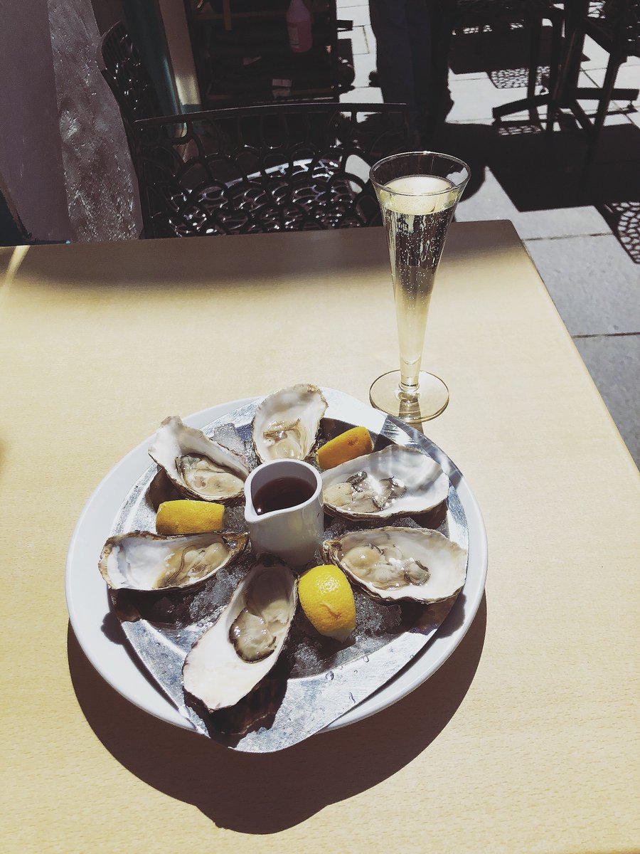Perfect day to enjoy some Isle of Uist oysters w/ red wine and shallot vinegar and a glass of fizz...
#fresh #local #scottish #edinburgh #instafood #foodinspiration #delish #sogood #musselandsteakbar #grassmarket