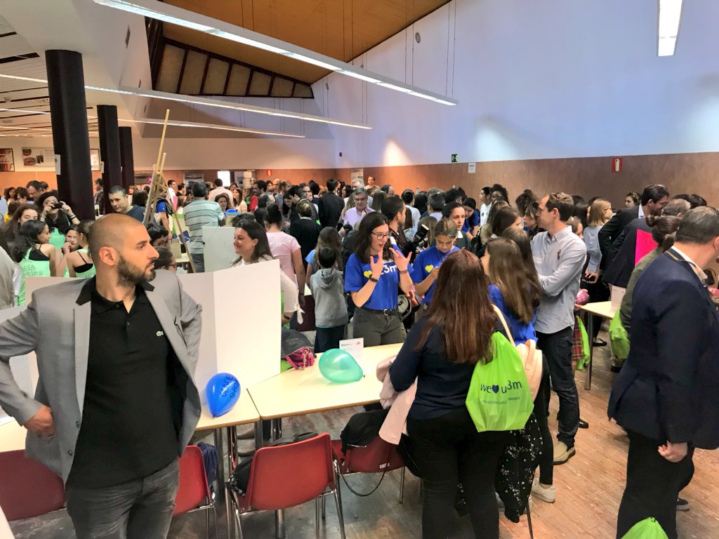 sailormerqury's tweet image. La próxima vez que alguien diga que las a chicas no les gusta la tecnología les enseñaré estas fotos 🤟👩🏻‍💻👩🏻‍🔬👩‍🚀 

Hoy en @technovation con @T3chFest 🎉🎉

¡¡92 equipos de 3 a 5 chicas sólo de Madrid!! 

@empowertocode #TechnovationChallenge #WomenInSTEM