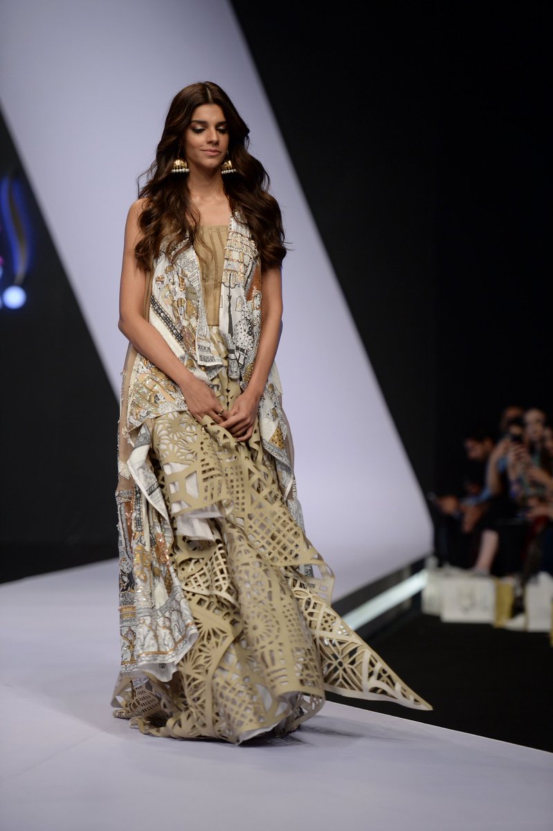 MediaSpringPk's tweet photo. #Throwback to #PSFW18 @sanammodysaeed walk for Nida Azwer https://t.co/BaSStgX9UW