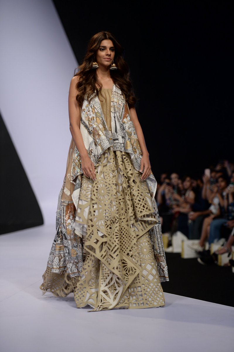 MediaSpringPk's tweet photo. #Throwback to #PSFW18 @sanammodysaeed walk for Nida Azwer https://t.co/BaSStgX9UW