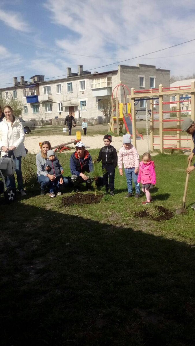 12.05.2018 года в муниципальном образовании "Город Новоульяновск" был дан старт акции "Неделя семейного общения Ульяновской области". В рамках акции осуществлялась посадка деревьев с участием молодых семей с детьми.