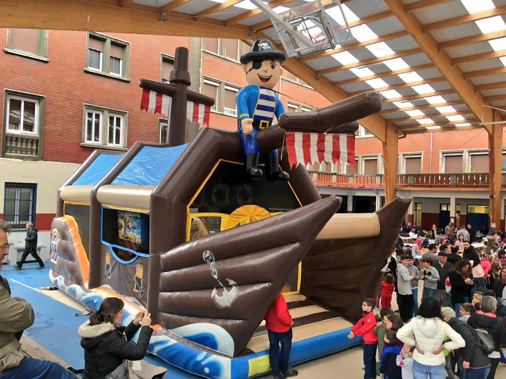 lasallesestao's tweet photo. Los peques disfrutando de los hinchables y los mayores preparando las paellas para el concurso. @lasallesestao #TuAlegríaLaMía https://t.co/S6oi7wzfZw