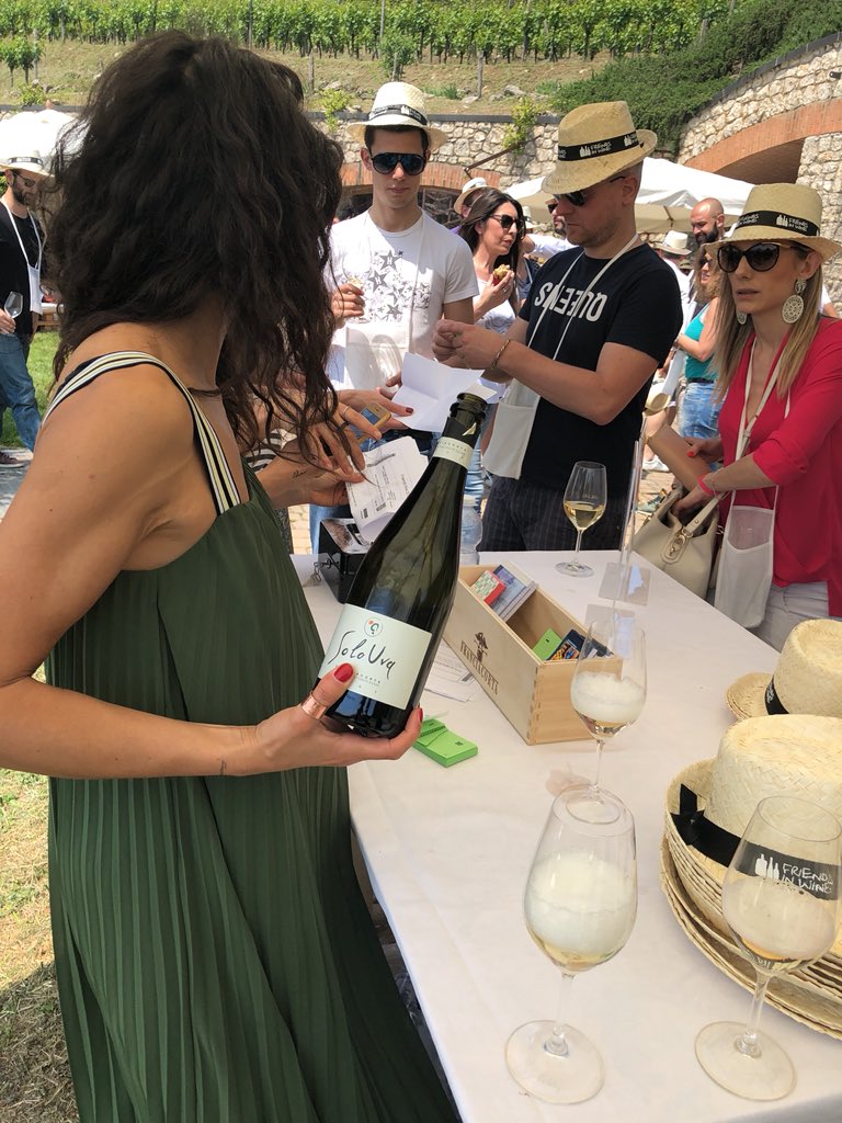 lalessiuccia's tweet photo. #SoloUva Brut
Quando negli anni vedi i percorsi di una donna come @AriannaVianelli e ti ritrovi a degustare i suoi frutti in una festa in vigna come questa di #FriendsInWine2018 https://t.co/gXRBPqOftg