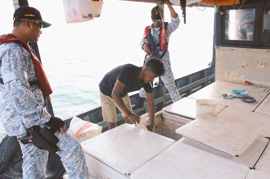 KDYU3508's tweet photo. Inisiatif Bertanya Khabar #IBK Pelaksanaan aktiviti #RAKAM dan Penerangan Aplikasi @erakamk3m kepada nelayan tempatan di sekitar perairan Pulau Lankayan
#kesiagaan
#keselamatan https://t.co/dkcwMmDA5w