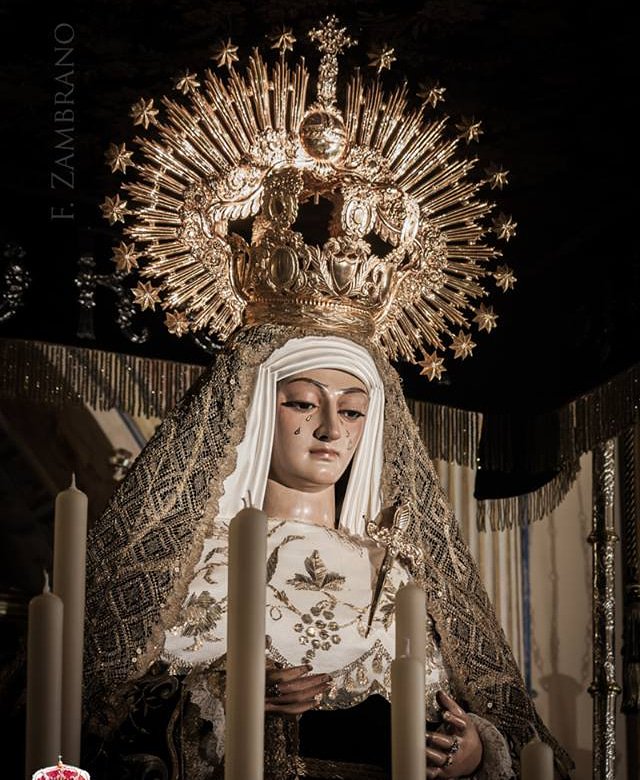 MES DE MAYO, MES DE MARÍA
FLORES PARA LA VIRGEN

Día 12: Reparación a Jesús por los pecados de la mentira

Venid y vamos todos 
con flores a porfía 
con flores a María 
que Madre nuestra es

Foto: Hdad. de la Soledad / F. Zambrano

#SoledadAlcaládelRío 
#StabatMaterDolorosa