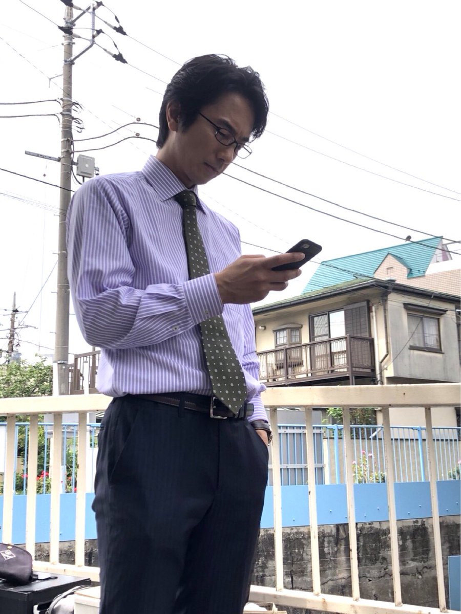 公式 おっさんずラブ アカウント On Twitter 第4話の撮影でとあるロケへ 休憩中 ケータイに夢中になっている眞島秀和さん 武川主任メールチェック中ですか 仕事 それとも牧 そしてその顔はなんですか 口元がぷくって笑 ちょっと可愛み 眞島秀和
