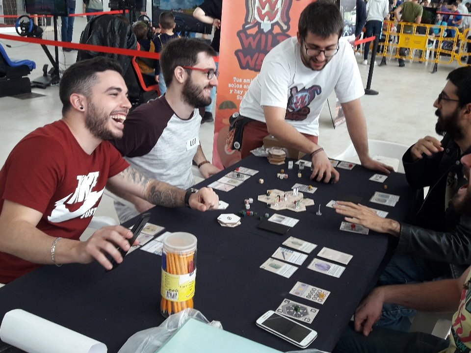 LudoValencia's tweet photo. En las #OMGeSport petandolo muy fuerte con el #WildWars y el #Monstargh! #LudoSeMueve https://t.co/0fyv7dOI5L