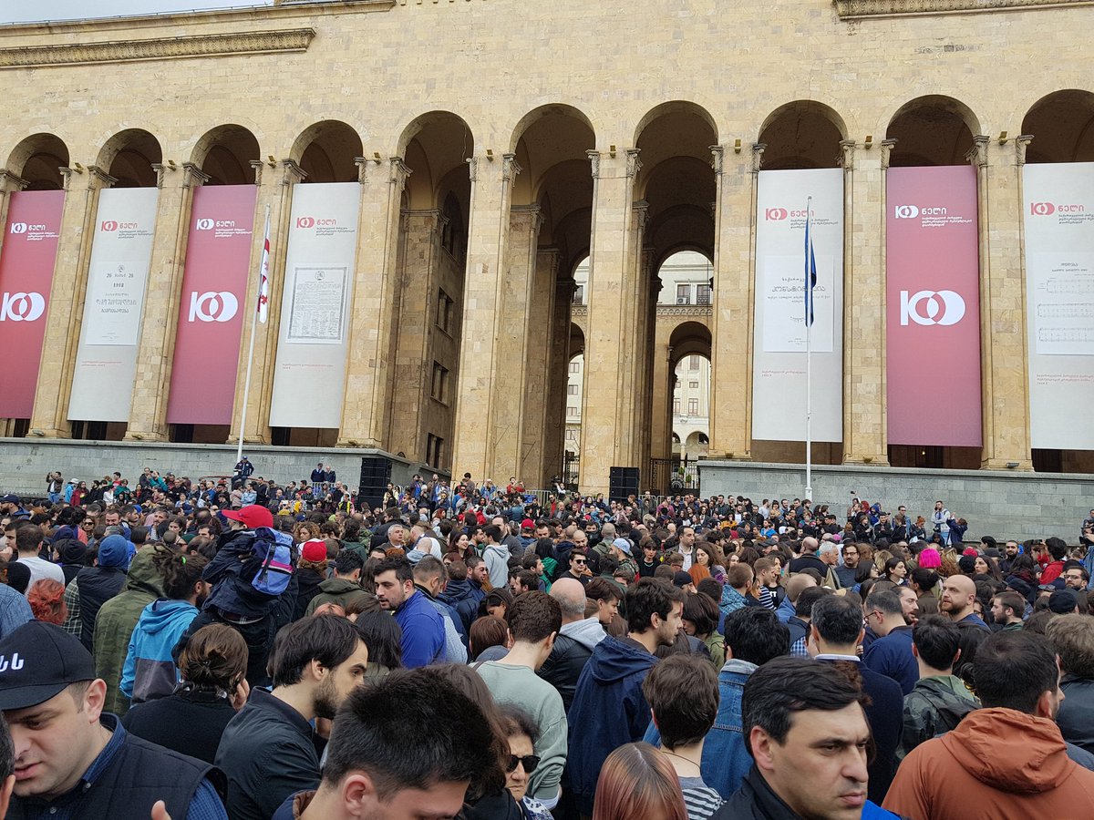dato_parulava's tweet photo. Hundreds gather at Georgian parliament to protest yesterday's violent raid on nightclubs where 8 alleged drug-dealers were arrested and up to 50 ppl detained #Bassiani #tbilisi #georgia #drugliberalization #drugpolicy https://t.co/mGWuv3gjAK