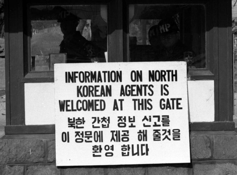 Korean_DMZ_Vets's tweet photo. 1953 to 1990s - Up on the Z. Signs like this were common to see at gates of many of the camps. Spies are common during wartime, and yes the war is STILL NOT over, 65 years later.
#dmz #dmzvets #korean #rok #koreanwar #unknownwar #koreandmz #koreandmzvets #2id #7id #24id #1stcav https://t.co/ZM7RyII3B1