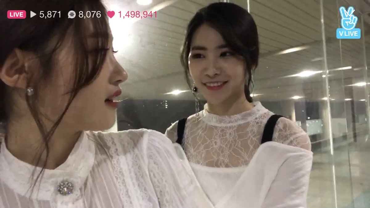 cathyxchaeyeon's tweet photo. catchae in ponytail is a blessing https://t.co/Qvzxv7493p