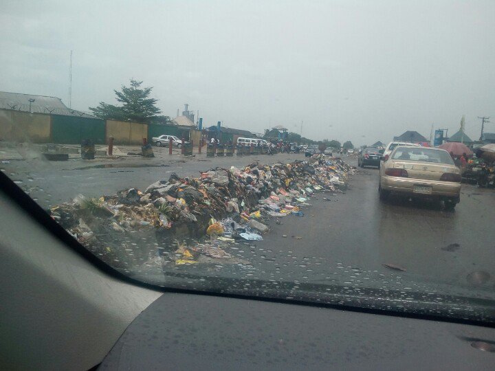 OTundeBello's tweet photo. If you have enough money to generate the waste, you should by all means have enough capacity to #DisposeRefuseProperly #PickThatTrash #StopTheSoot #KeepTheEnvironmentSafe @StopTheSoot @PHCinpictures @PHtraffic @TouchPH @BelieveAllCom @NigeriaInfoPH @PHMicroscope @CorporatePH6Ltd https://t.co/NBkBzUYH13