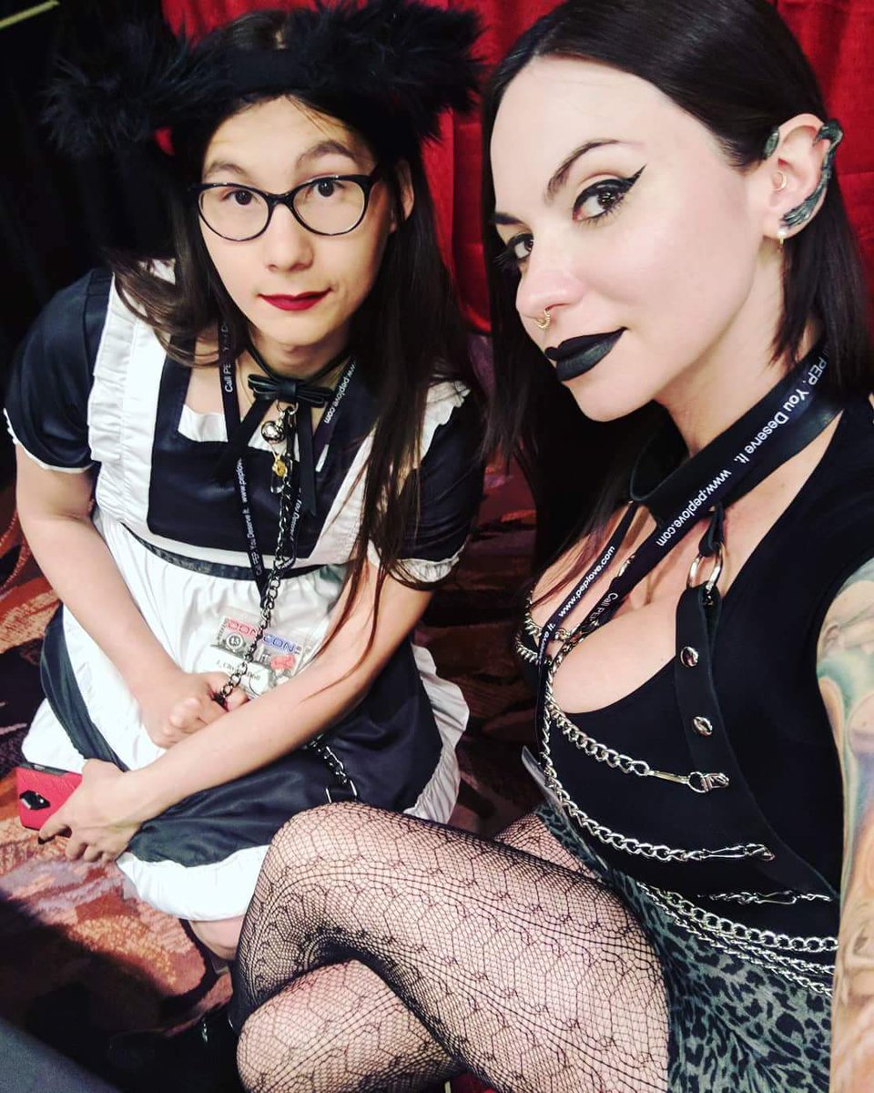 J_chynnadoll's tweet photo. We look amazing together :) Goddess Chynnadoll (me) and Veronica Reign #DomConLA2018 #booth161 #fetrealm https://t.co/FbUIkfBfpH