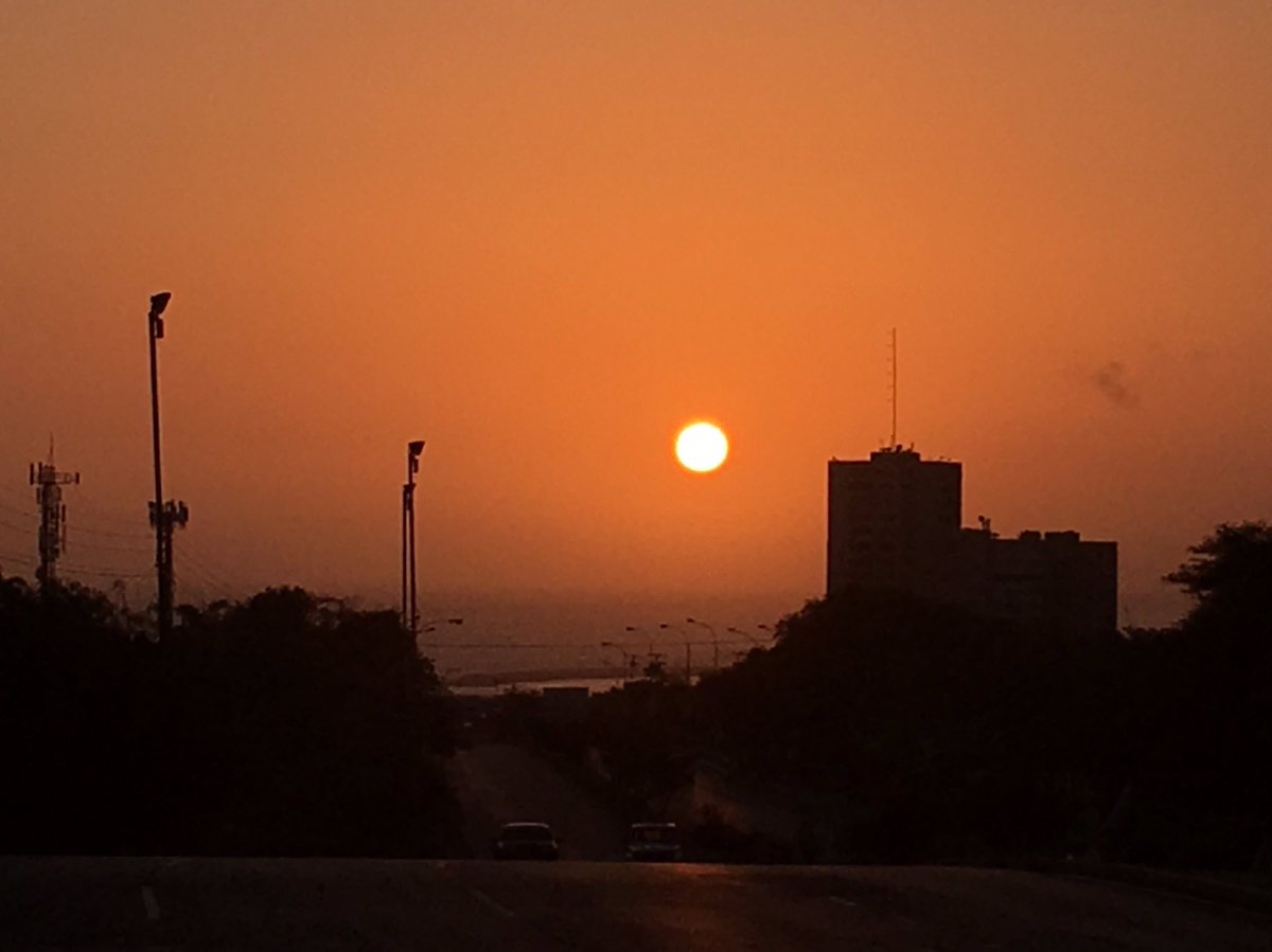 LitoralCentral's tweet photo. Así lució el amanecer en nuestro Estado Vargas ¡Alucinanante! #LitoralCentral https://t.co/XRQuNjuy3L