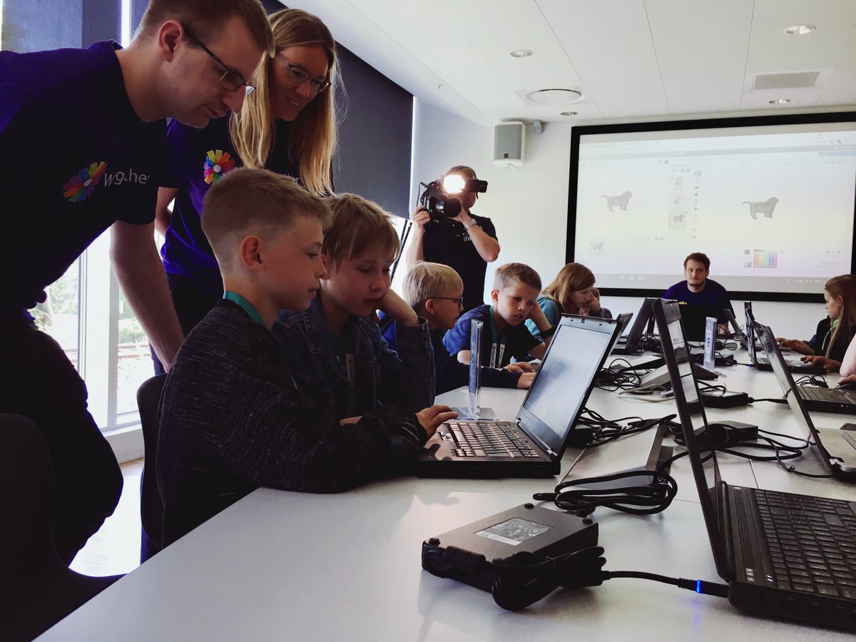 Microsoft_dk's tweet image. Vi har i dag sammen med Coding Pirates undervist børn i #digitaldannelse og kodning under Børne IT-konferencen 👨💻👾 #codingpirates #itkompetencer @redbarnetdk