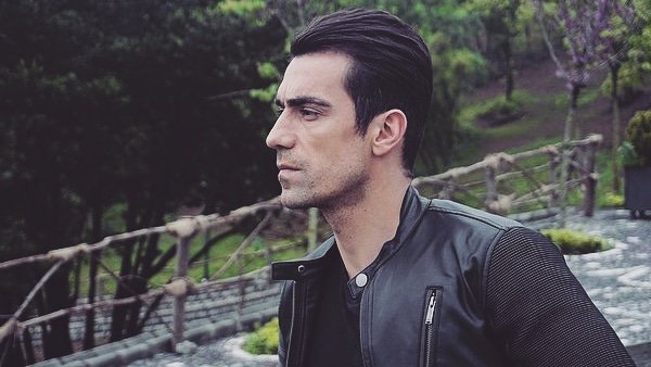 Ferhat Aslan ❤

#SiyahBeyazAşk #AsFer #BirceAkalay
#İbrahimÇelikkol #AslıAslan
#FerhatAslan #BanaKalDe