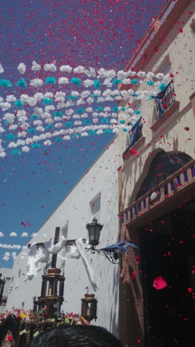 Una lluvia de flores en la recogida de nuestra Cruz de Mayo