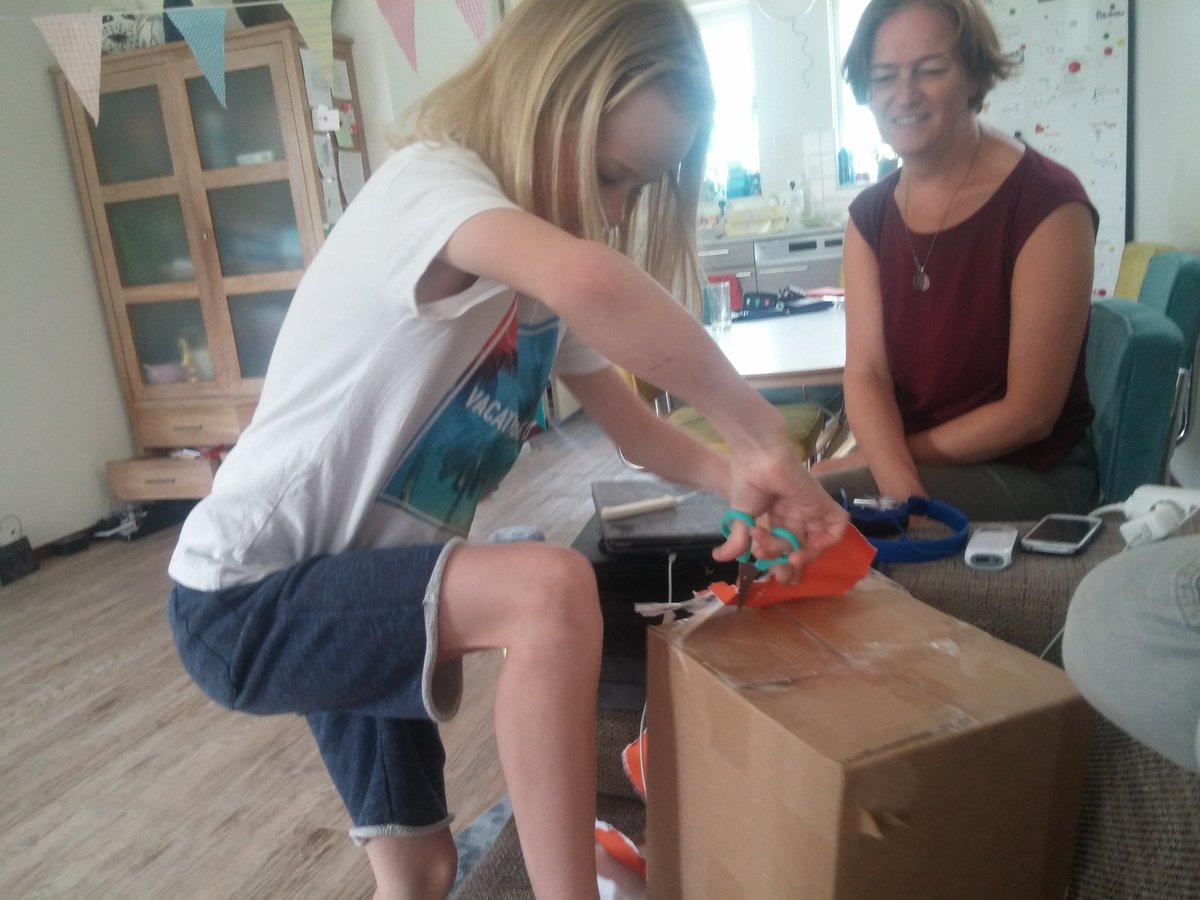 Enid blij verrast met kadootje van <a href="/JustleaseNL/">Justlease</a>.  Het neemt trauma na actie van machtsvertoon en intimidatie door @PolitieGeldrop natuurlijk niet weg, maar verandert het perspectief!