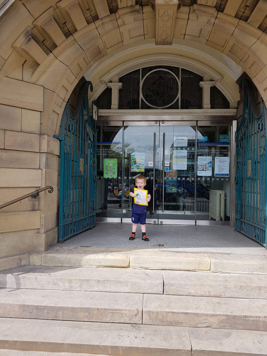 FatherReading's tweet image. A mega reading moment for T as he gets his first @BookstartBFD Bear Club certificate courtesy of @bradfordlibs247 😍📚😍📚