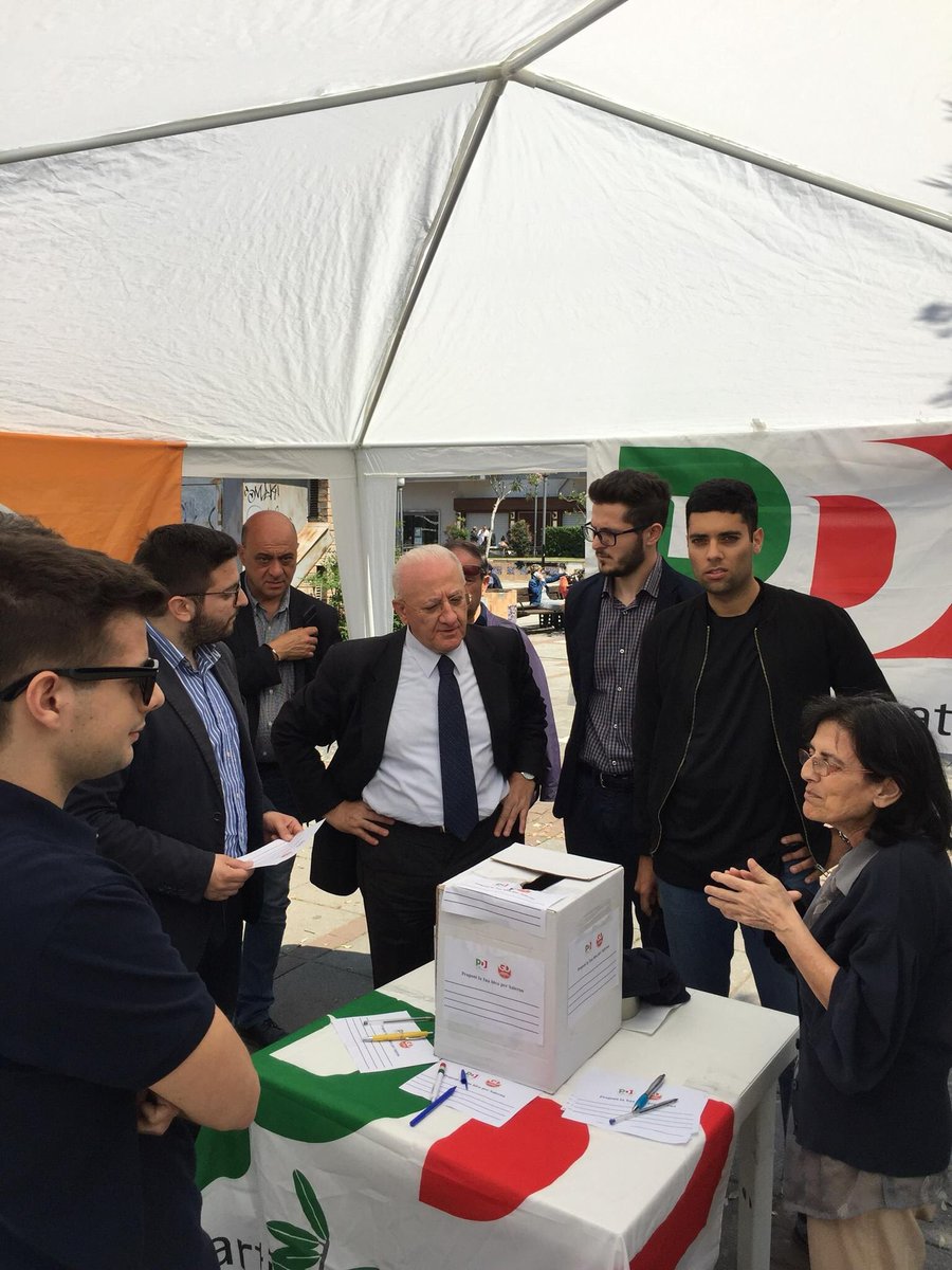 circologdSA's tweet photo. Oggi in piazza a Torrione anche con il presidente @VincenzoDeLuca continuiamo a raccogliere le istanze dei cittadini per la nostra #Salerno! https://t.co/gc3bkLrqea