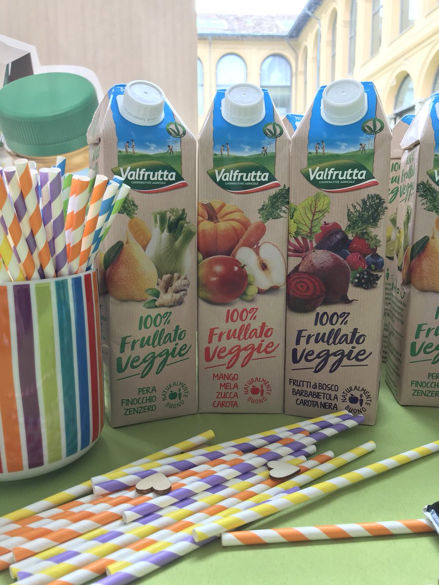 silviaenic's tweet photo. Oggi al #Mammacheblog meglio che tolgano i 100% Frullato Veggie di @valfrutta perché se ne bevo ancora uno, scoppio! Sono di una bontà esagerata! #Valfrutta #Triangolini #Veggie #Frullato #piattipronti #prontialvapore https://t.co/TMpxnK6TrO