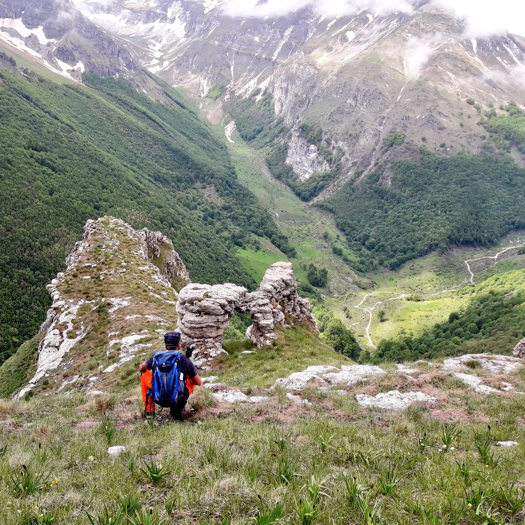 w4bik's tweet photo. Sorprese da #trekking uno dei rari archi naturali dei #MontiSibillini noto come l'Altare della Sibilla #exploringMarche #destinazionemarche #ViviAmoleMarche https://t.co/wJyCsdHxQS