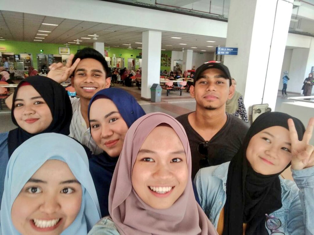 BahiyyaHaneesa's tweet photo. Congratss on your single @_officialviral Razqa!!! You guys are awesome &amp; the song is litt 🔥 Siapa yg belum dgr, boleh search kat youtube cepat! Show them some lovee #TakSempurna #Razqa https://t.co/9nr27SL5eC