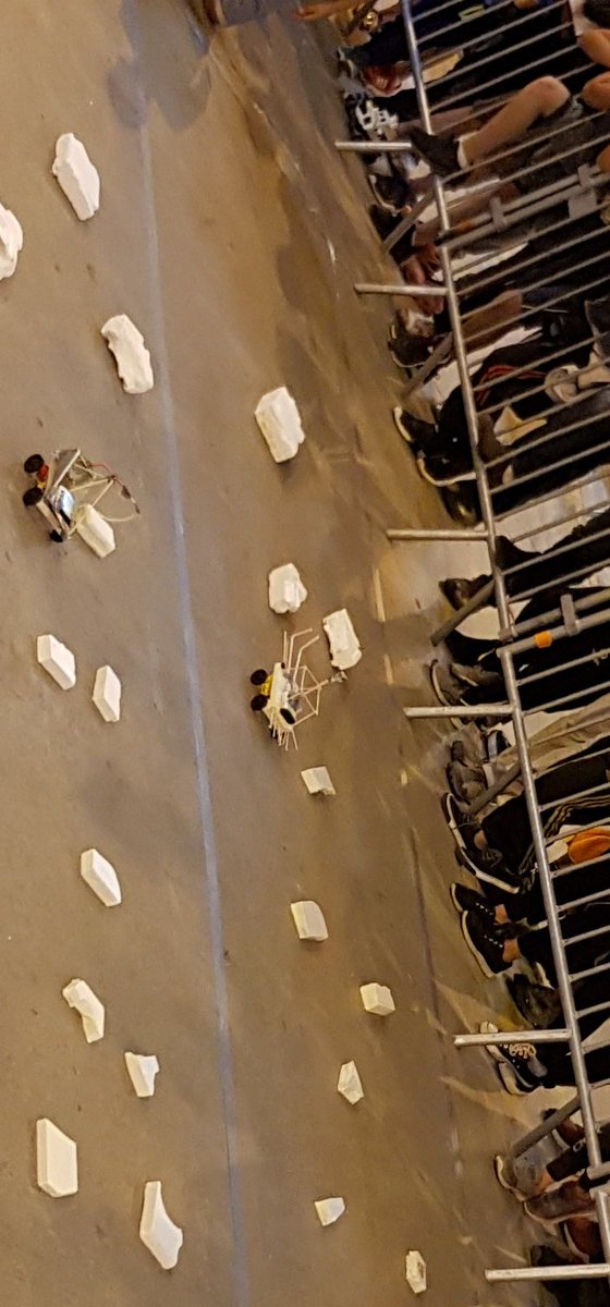 Cfran2Cyrille's tweet photo. Course de robots pousseur 3 pts au 1er et 2 pts si il arrive #tnrs2018 https://t.co/nmisgyPYHW