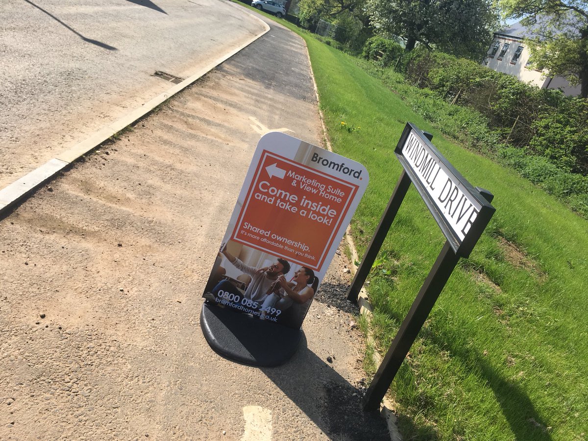 SarahPBromford's tweet photo. Suns shining.. I’m all set up.. open day 10-2 at Little Morton, Rugby come take a look! 🏠��️@KirstyBromford @BromfordHomes @HelptoBuyMids #SharedOwnership https://t.co/qOIlmxSfoY