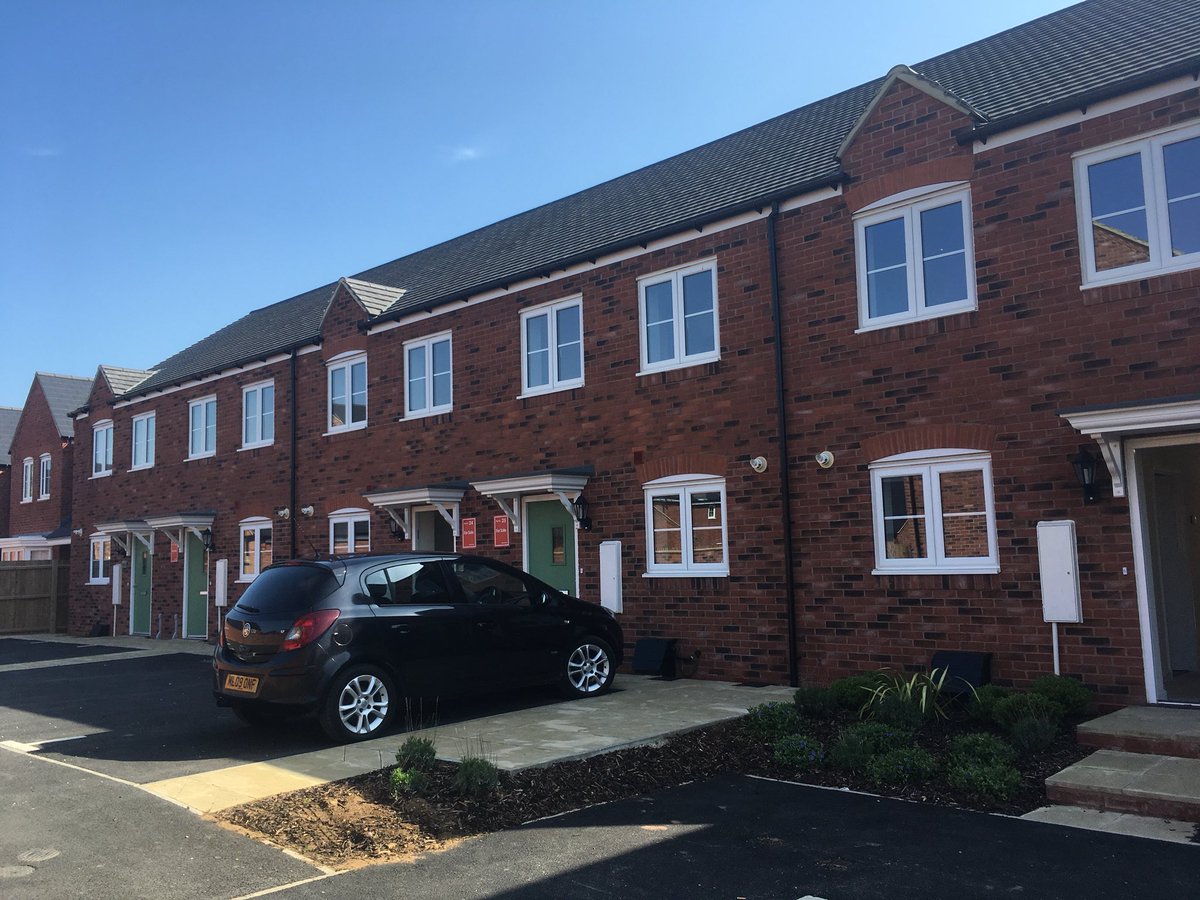 SarahPBromford's tweet photo. Suns shining.. I’m all set up.. open day 10-2 at Little Morton, Rugby come take a look! 🏠��️@KirstyBromford @BromfordHomes @HelptoBuyMids #SharedOwnership https://t.co/qOIlmxSfoY