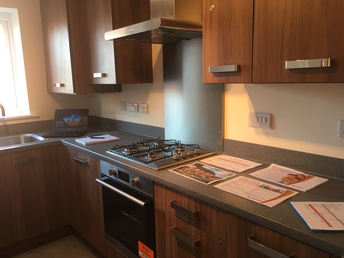 SarahPBromford's tweet photo. Suns shining.. I’m all set up.. open day 10-2 at Little Morton, Rugby come take a look! 🏠��️@KirstyBromford @BromfordHomes @HelptoBuyMids #SharedOwnership https://t.co/qOIlmxSfoY
