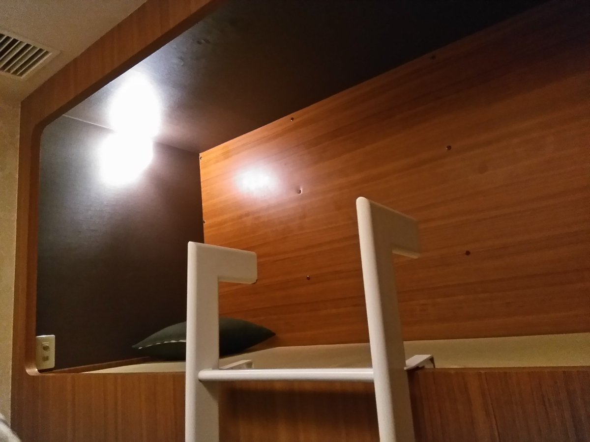 玉川コトミ にこたまランチブログ 三軒茶屋のカスタマカフェは漫画喫茶にしてはキレイだし カプセルホテルみたいな空間 雑誌と流行りの漫画を読みます