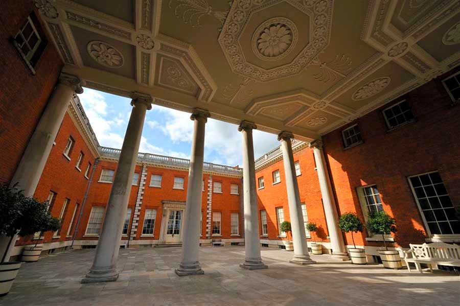 Chimni_Wiki's tweet image. Described by Horace Walpole as 'the palace of palaces', Osterley House was created in the late 18thC by Robert Adam for the Child family.  A gorgeous Regency period Classical square, the house is presented as it would have looked in the 1780s. #WestLondon #HouseMuseums