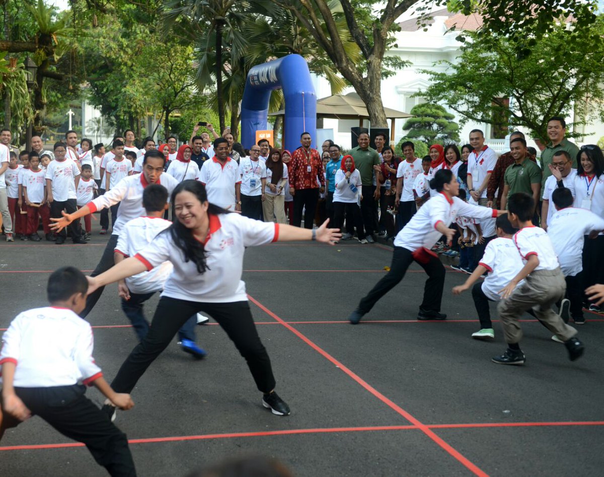 Enicandrawati1's tweet photo. Presiden @jokowi dan mbak @puan_maharani minta anak-anak manfaatkan waktu luang untuk bermain di luar ruangan
#2019TetepJokowi https://t.co/2g7L6oAGDo