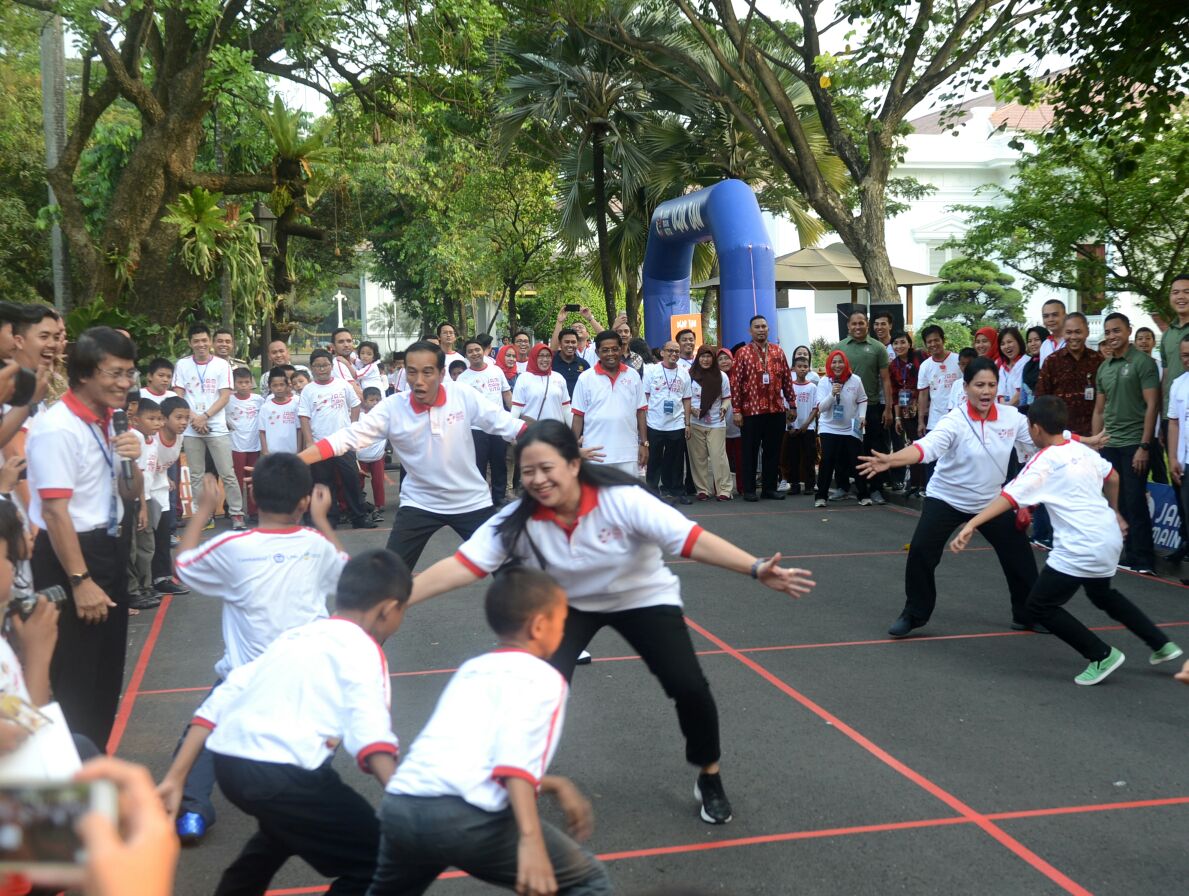 Enicandrawati1's tweet photo. Presiden @jokowi dan mbak @puan_maharani minta anak-anak manfaatkan waktu luang untuk bermain di luar ruangan
#2019TetepJokowi https://t.co/2g7L6oAGDo