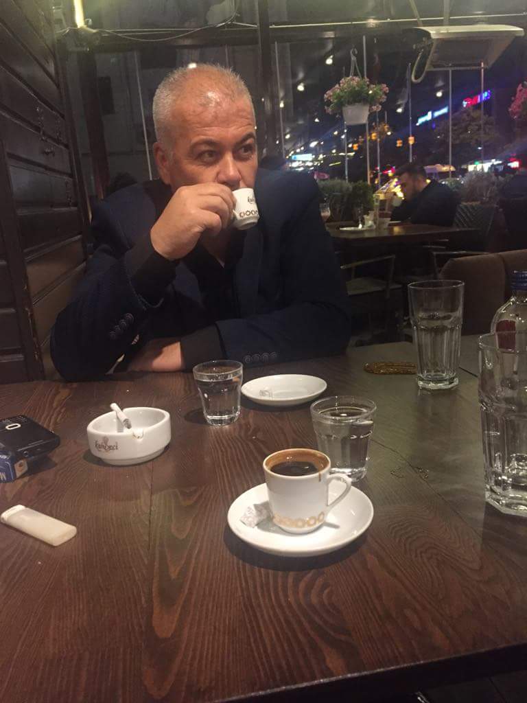 Seviyorum Kendimi DeLi HaLLerimi, Şuursuz GüLüşLerimi, İgneLi SözLerimi 
Dosta Keyif Düşmana Nispet Yapan SevinçLerimi..