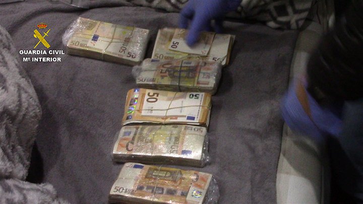 La <a href="/guardiacivil/">Guardia Civil</a> ha desarticulado una organización de narcotraficantes del Campo de Gibraltar, ha detenido a sus 17 miembros y ha desmantelado su base logística. En la operación se han intervenido 1.734 kilos de hachís, 5 embarcaciones y 6 armas.