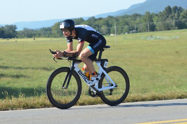 3athlon_BE's tweet photo. "Fiets als schild tegen bulldog" - 3quest: Carl-Philippe Delbeke - https://t.co/jiQsWXF6Of @Triatlon_3MD #3quest https://t.co/7pZZ43xh7z